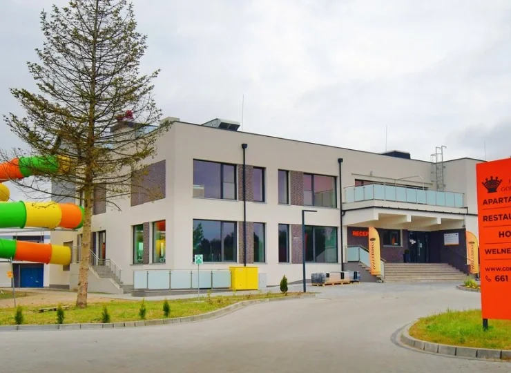 Basen i długa zjeżdżalnia tworzą kameralny aquapark dla gości