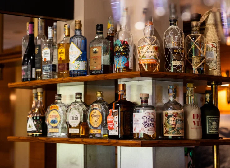 W lobby jest bar z bogatą ofertą alkoholi i innych napojów