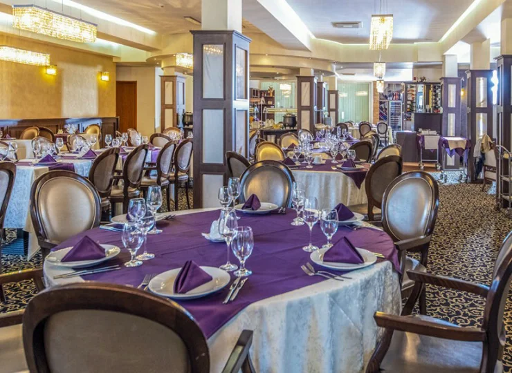 W hotelu mieści się przestronna sala restauracyjna