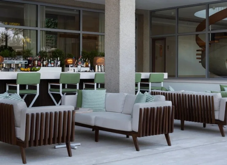 Przy basenie jest pool bar