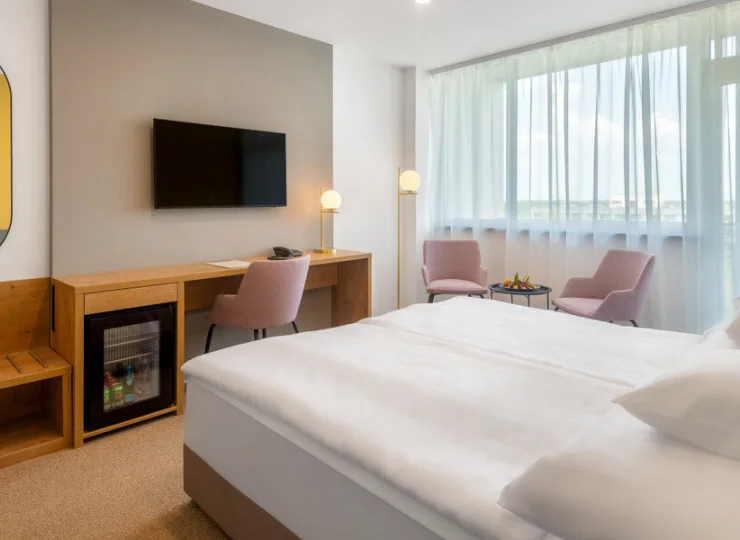 Pokoje mają widok na ulicę lub park