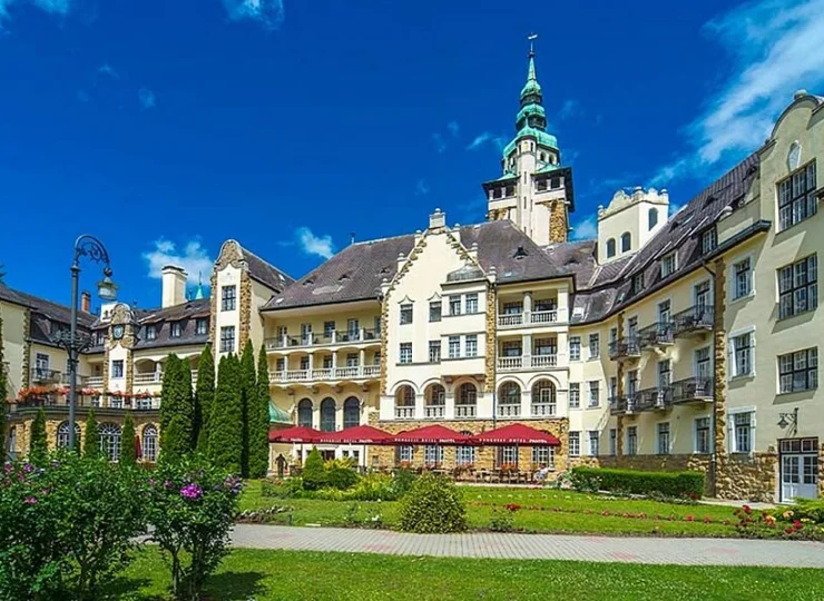 Zabytkowy budynek hotelu jest charakterystycznym punktem w całej okolicy