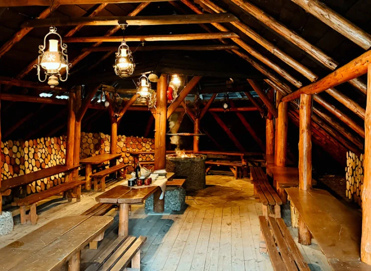 Na terenie kompleksu mieści się klimatyczna wiata