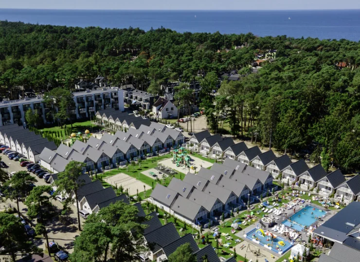 Resort jest położony blisko plaży, pośród sosnowego lasu