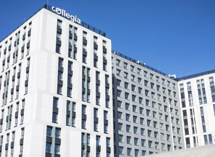 Hotel jest położony w gdańskiej dzielnicy Zaspa