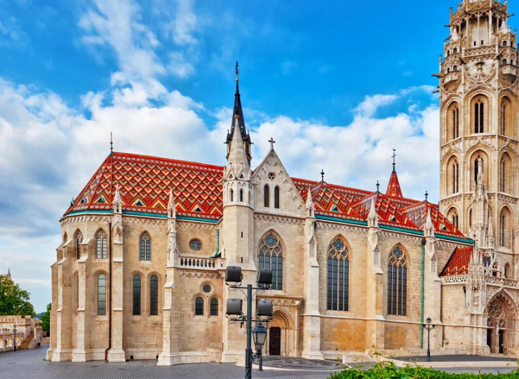 Kościół Macieja na wzgórzu zamkowym - 500 m od hotelu