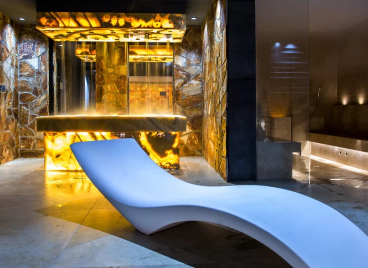 Sauna himalajska - odmiana sauny suchej, wykonana po części z cegieł solnych