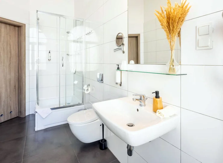 Goście mogą tam znaleźć suszarkę do włosów, ręczniki i zestaw kosmetyków