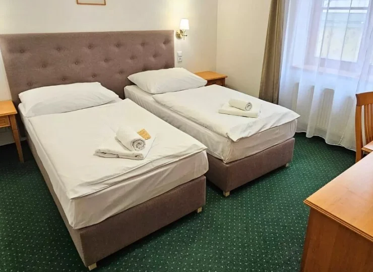 W pokojach mieszczą się pojedyncze łóżka