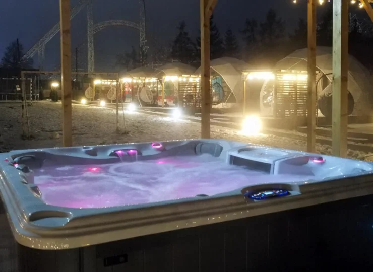 Zewnętrzna strefa wellness składa się z saun i jacuzzi