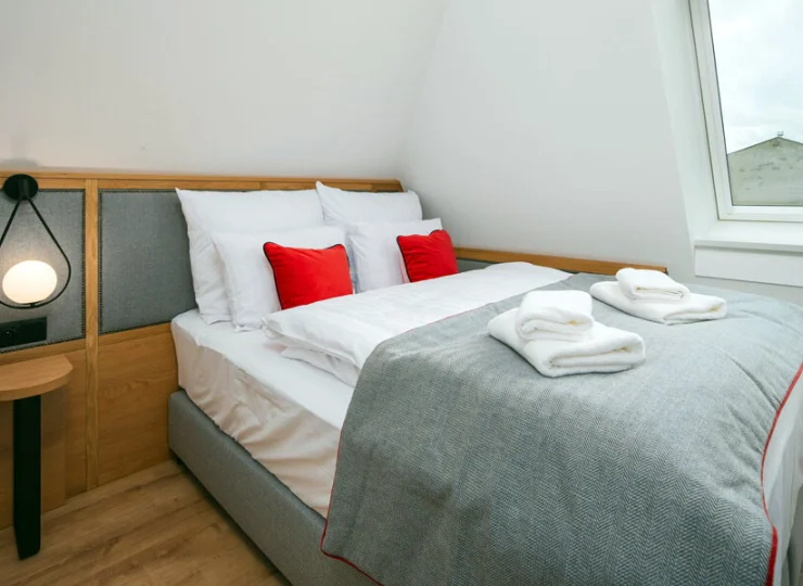 Deluxe Queen Size ma 2-osobową sypialnię oraz rozkładaną sofę