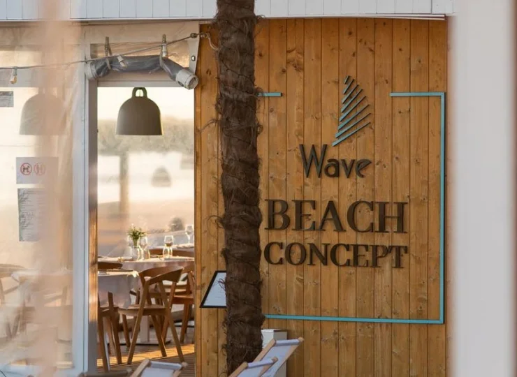 Bar przy plaży oferuje przekąski i orzeźwiające napoje
