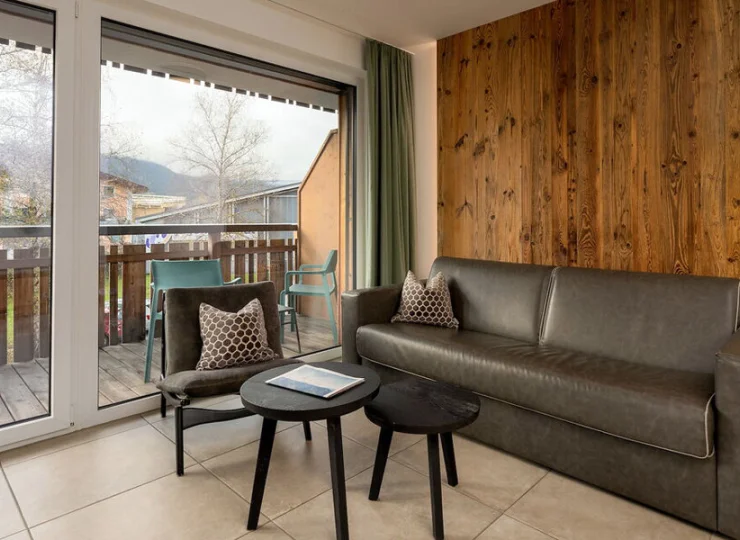 W apartamencie jest też pokój dzienny z sofą i aneksem kuchennym