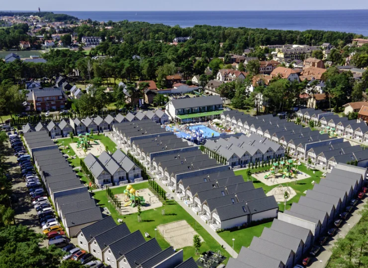 Na terenie resortu mieści się kilka placów zabaw