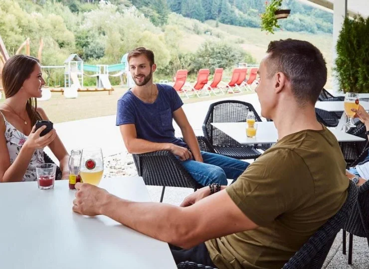 Vlnka ma też stoliki na zewnątrz