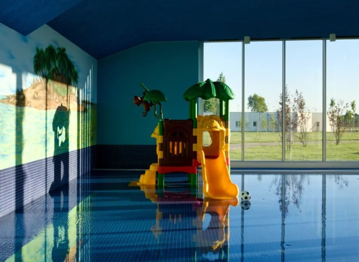 W strefie basenowej jest też basen dla dzieci