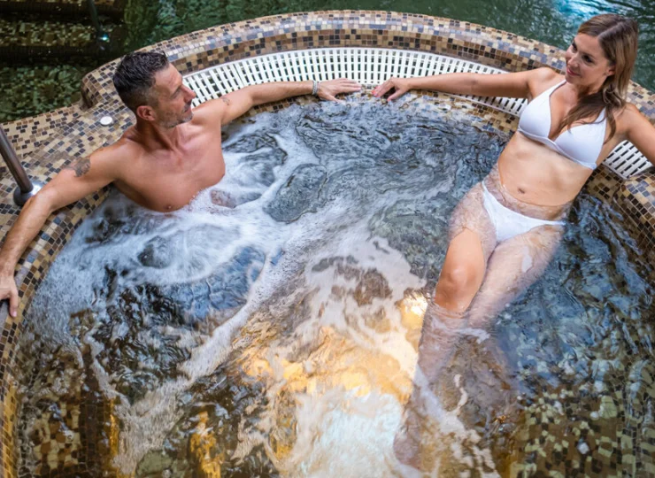 Goście mogą tu korzystać z jacuzzi z hydromasażem