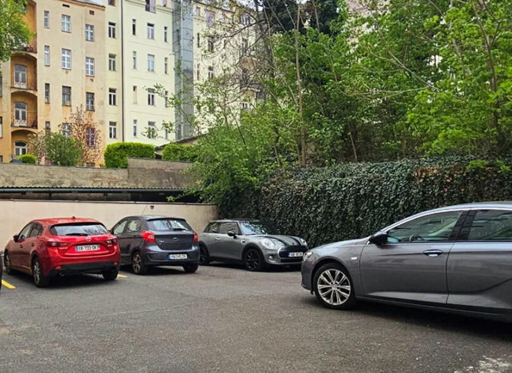 Są także miejsca parkingowe na dziedzińcu