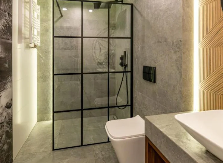 W łazience znajduję się kabina prysznicowa suszarka do włosów