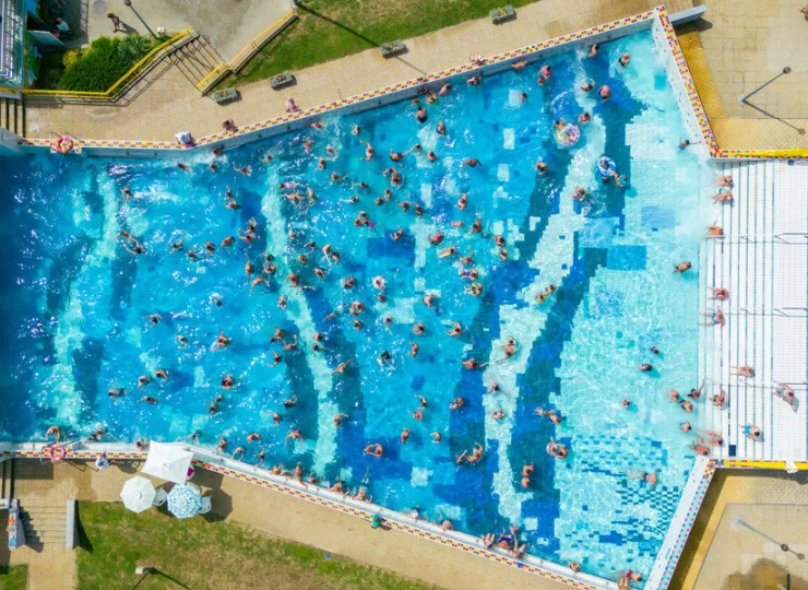Latem dodatkową atrakcją są baseny zewnętrzne