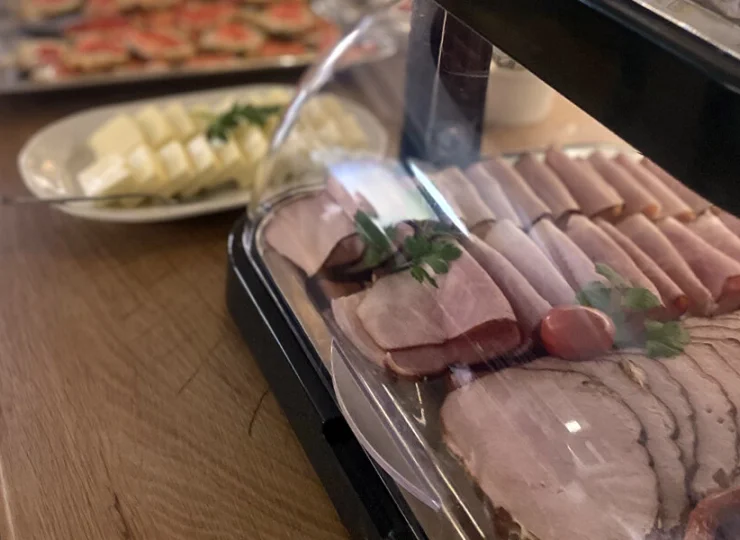 Przy odpowiedniej frekwencji śniadanie jest podawane w formie bufetu