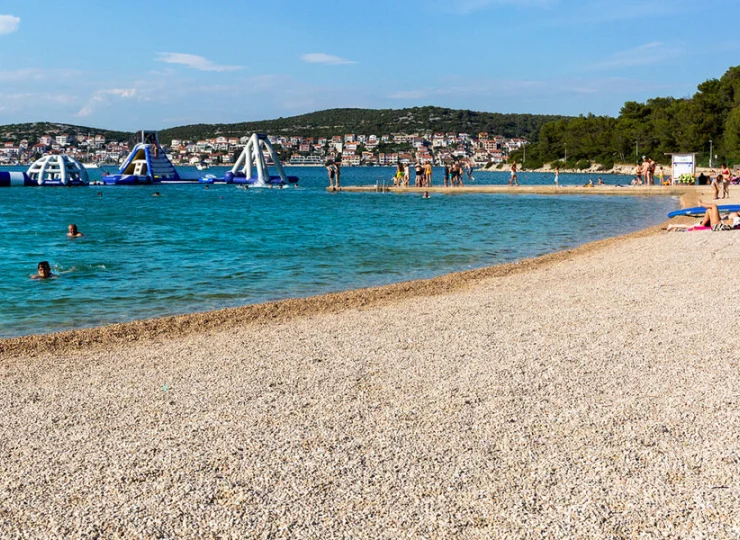 Przy plaży jest wodny plac zabaw/aquapark