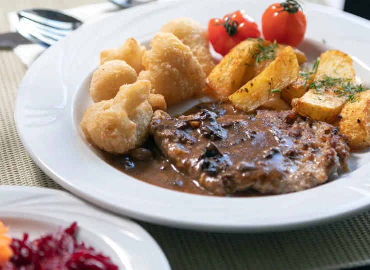 W miesiącach poza wakacjami są serwowane smaczne obiady