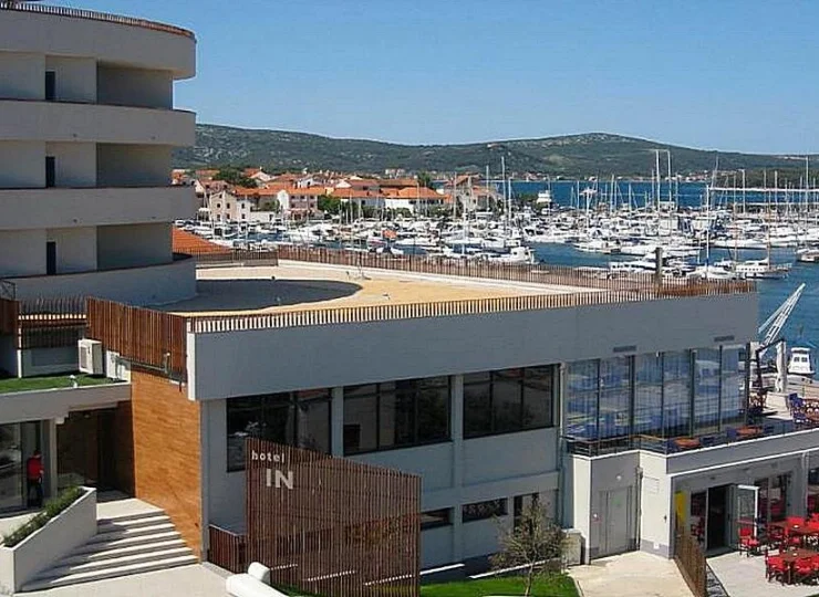 Hotel IN jest położony w centrum Biograd na Moru