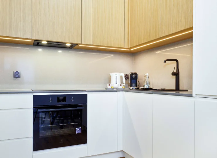 Aneks kuchenny ma m.in. ekspres do kawy, piekarnik i zmywarkę do naczyń