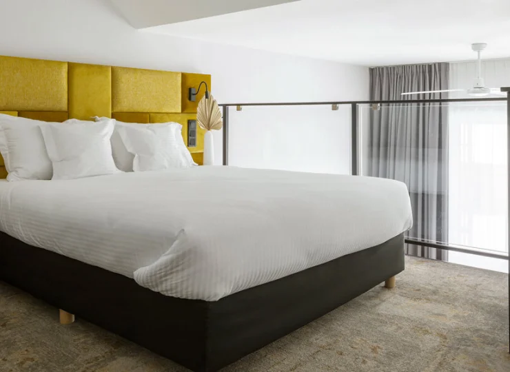 Sypialnia na antresoli z łóżkiem typu Queen Size zapewnia prywatność