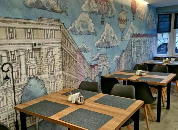 Restauracja jest nowocześnie urządzona i ciekawie ozdobiona