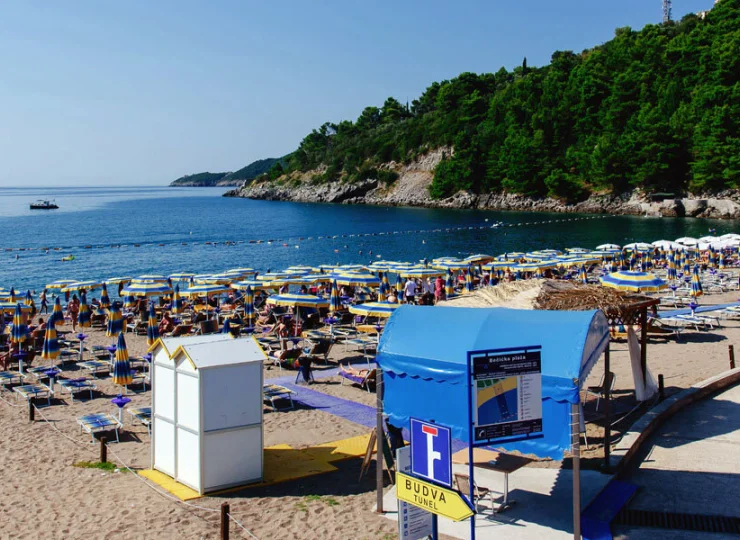 Hotel ma prywatną plażę położoną w pięknym miejscu