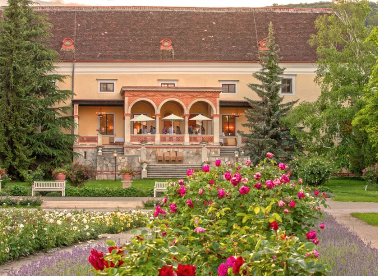 Obok hotelu znajduje się największy ogród różany w Europie