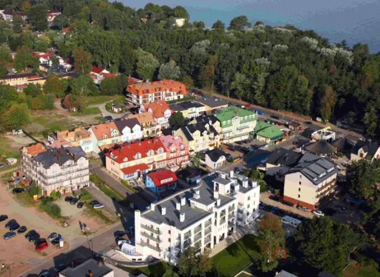 Tylko jedna ulica oddziela hotel od nadmorskiego lasu i ścieżki na plażę