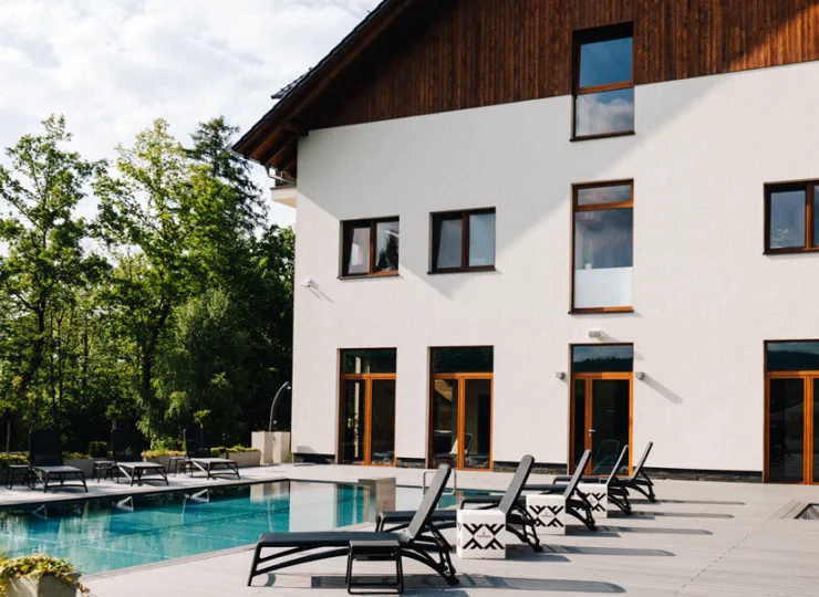 Przy dobrej pogodzie goście mogą korzystać z basenu i jacuzzi
