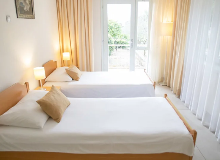 W jednej sypialni jest podwójne łóżko, a w drugiej dwa pojedyncze