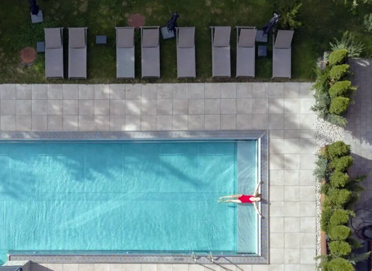 Resort posiada basen zewnętrzny z podgrzewaną wodą