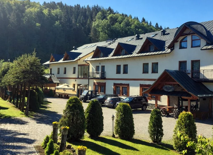 Piastun jest położony w południowej części Krynicy, pod lasem