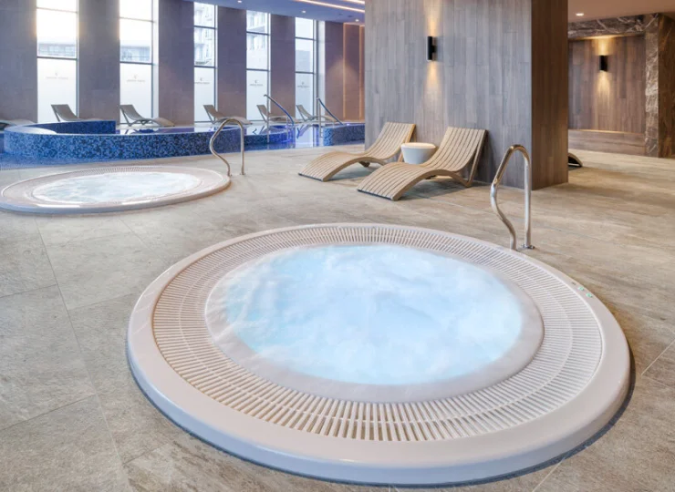 W ustronnej części strefy wellness mieszczą się odprężające jacuzzi