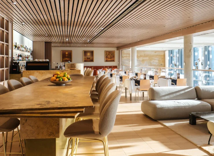 Goście mogą korzystać z restauracji a la carte oraz lounge baru