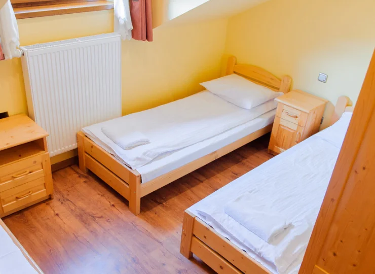 W pokoju są 3 łóżka pojedyncze