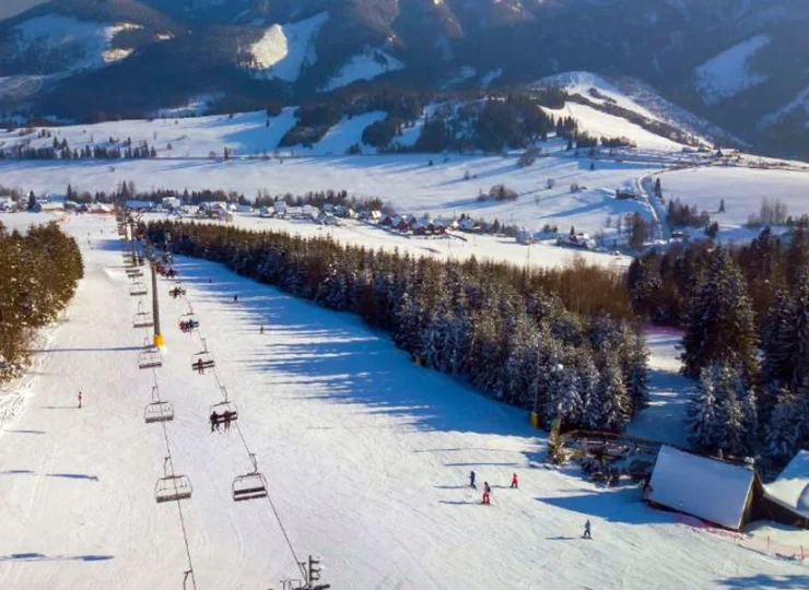 Sąsiaduje z ośrodkiem narciarskim Strachan Ski, mieści się 1 km od Ski Strednica