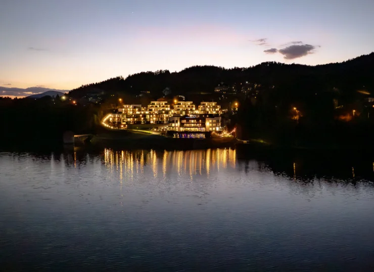 Widok resortu nocą