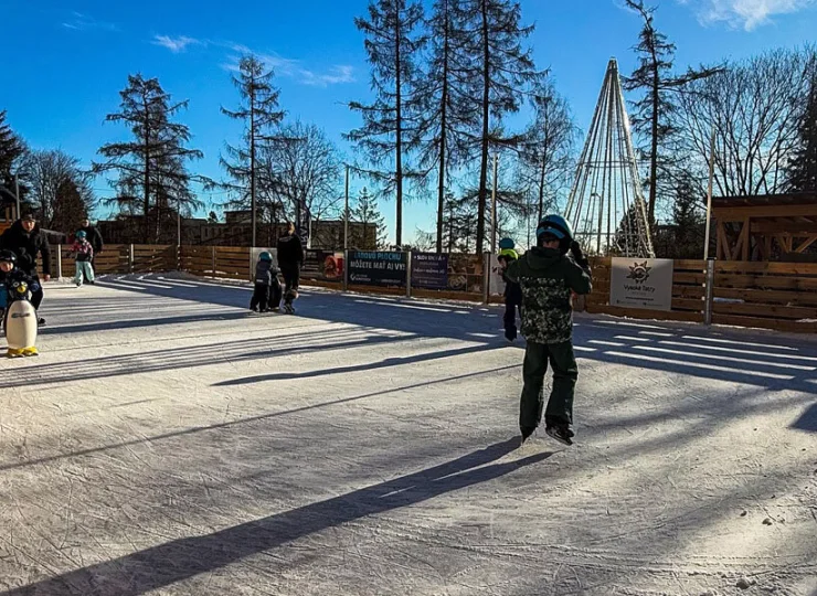 Zimą działa tutaj sztuczne lodowisko