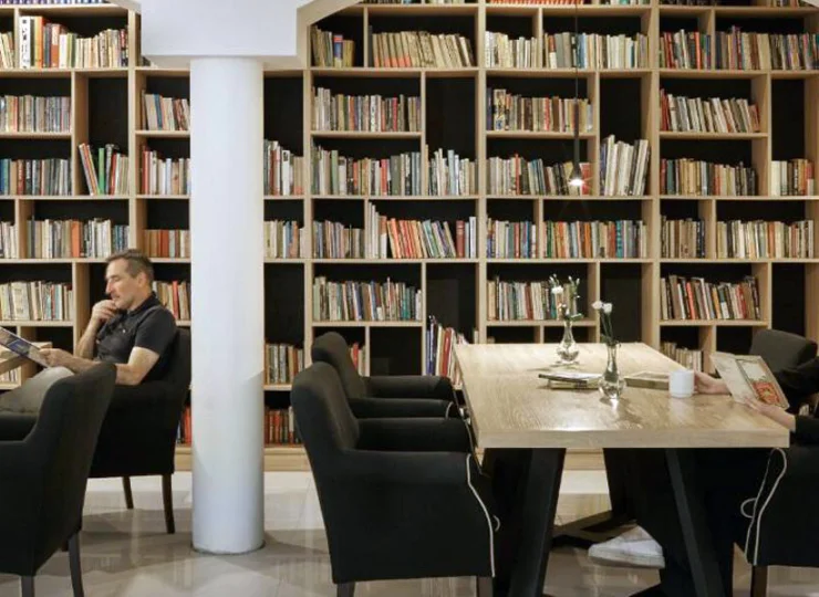 W kawiarni można skorzystać z bogatej biblioteczki