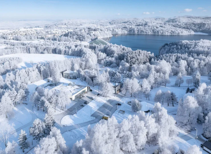 Hotel Dobczyce*** położony jest na Górze Jałowcowej