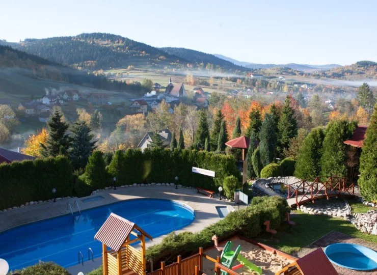 Obiekt jest otoczony górami i lasami Beskidu Żywieckiego