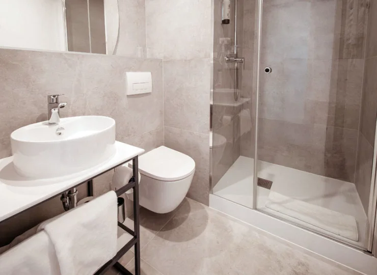 W nowoczesnych łazienkach na gości czekają kabiny prysznicowe