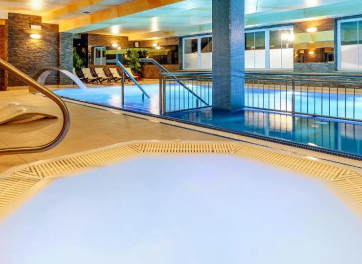 Tuż obok basenu jest też wanna jacuzzi