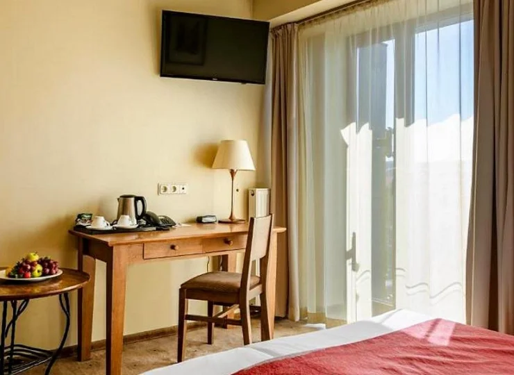 W pokojach jest telewizor i zestaw do parzenia kawy i herbaty